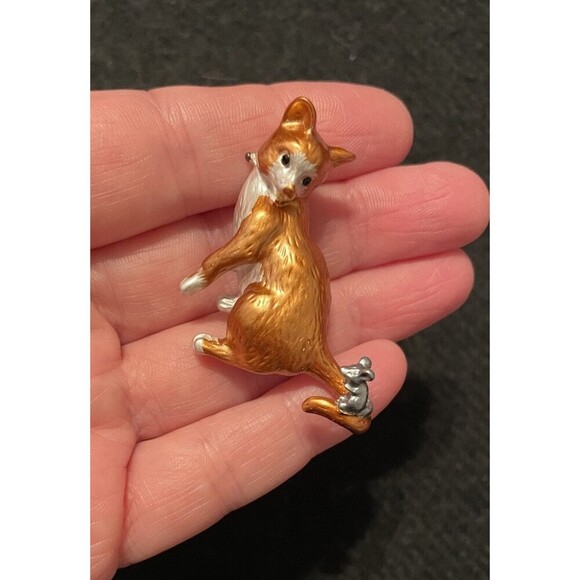 CAT & MOUSE PIN WITH COPPER & GRAY ENAMEL IN YELLOW GOLD TONED STAINLESS STEEL - Picture 3 of 4